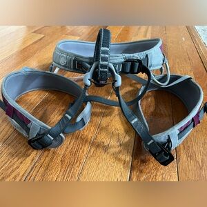 Mammut- woman’s climbing harness.  Used but in great condition. Purple and grey.